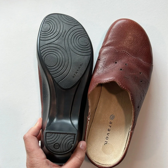 Aravon - 8.5, leather clog style slip on - Picture 2 of 7